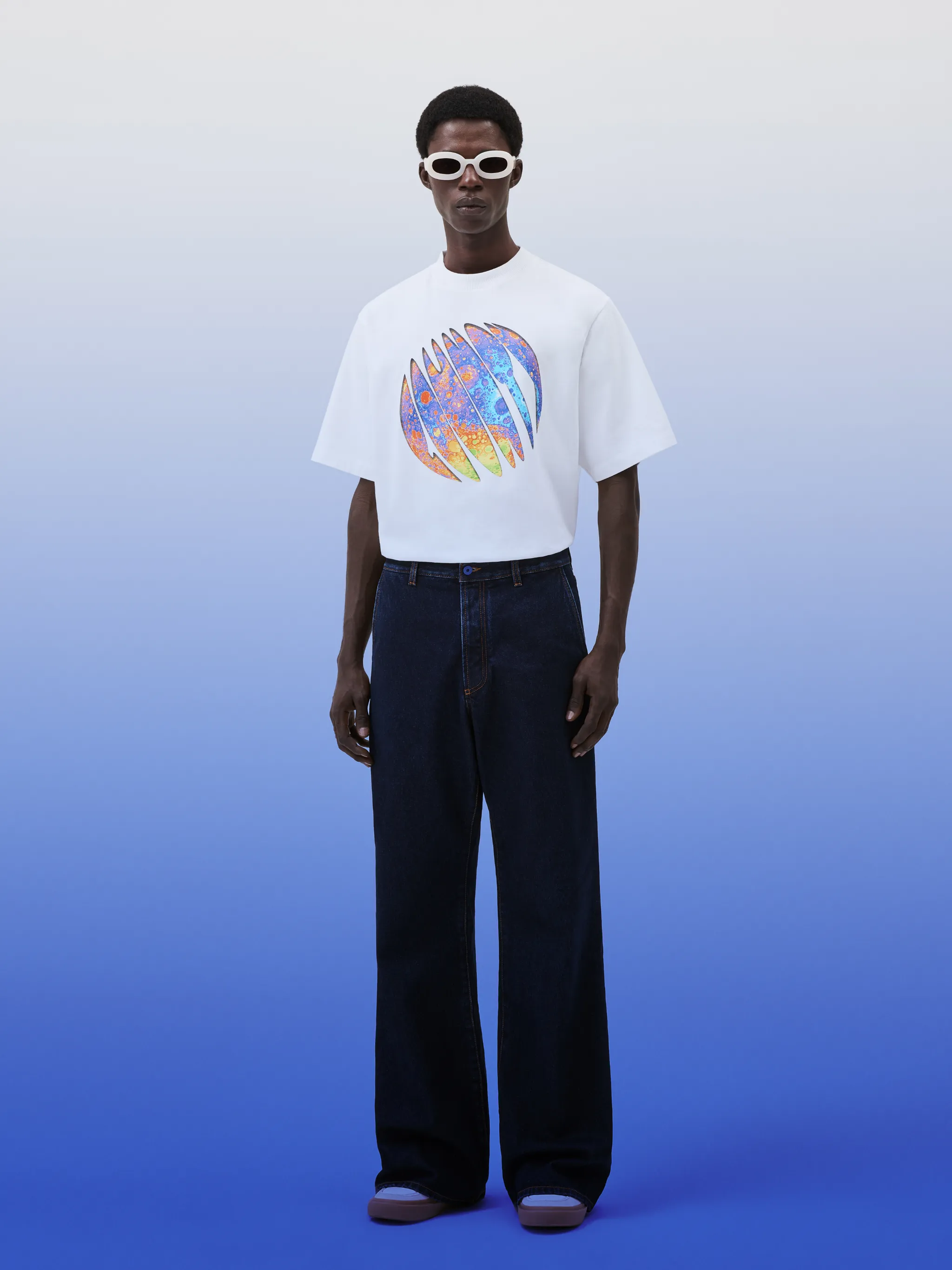 mid-rise flared jeans from Marcelo Burlon County of Milan featuring indigo blue, cotton, denim, dark wash, logo patch to the rear, flared, mid-rise, concealed fly and button fastening, belt loops, two side slit pockets and two rear patch pockets.