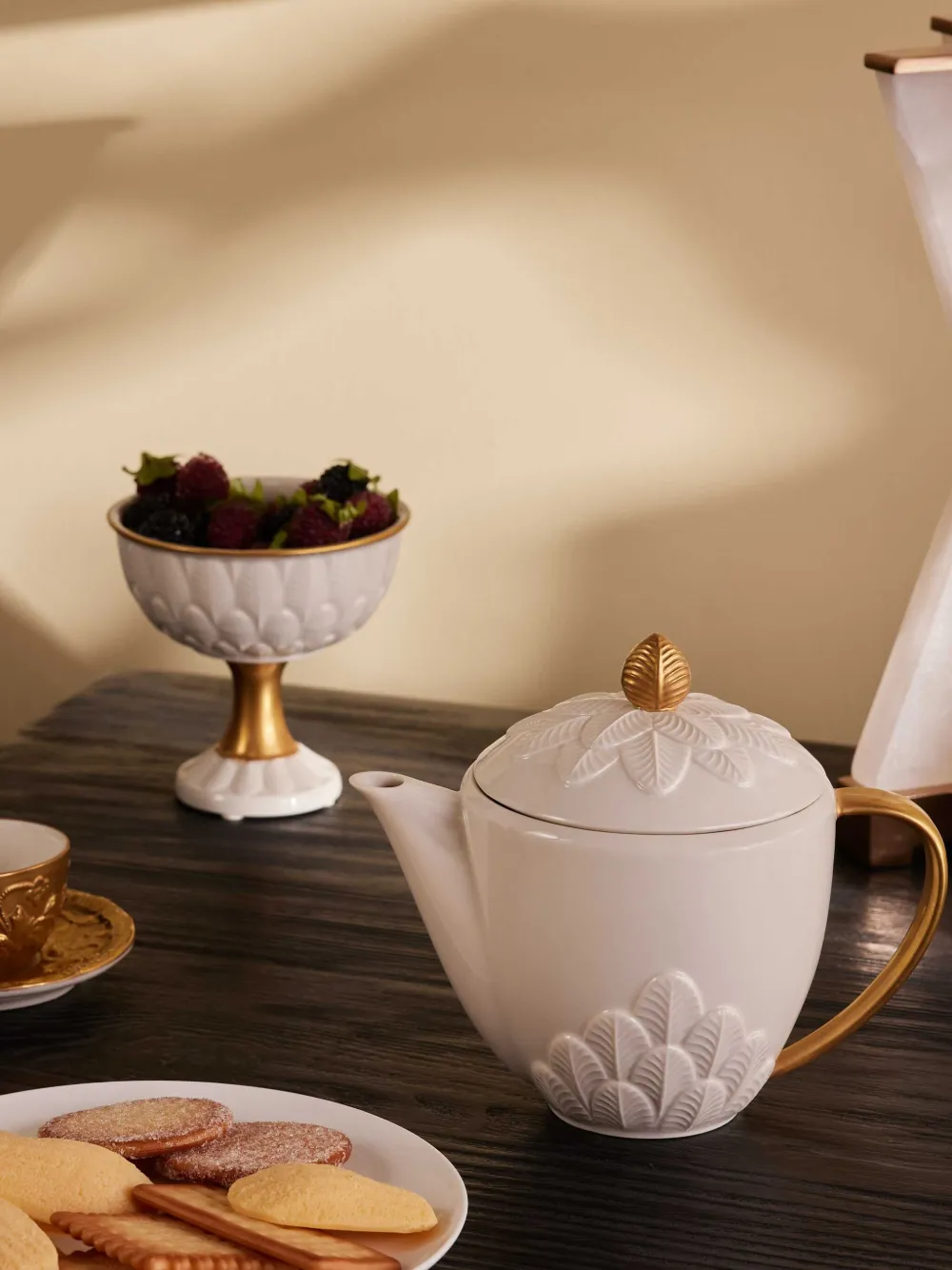 Villari Peacock Teapot In White