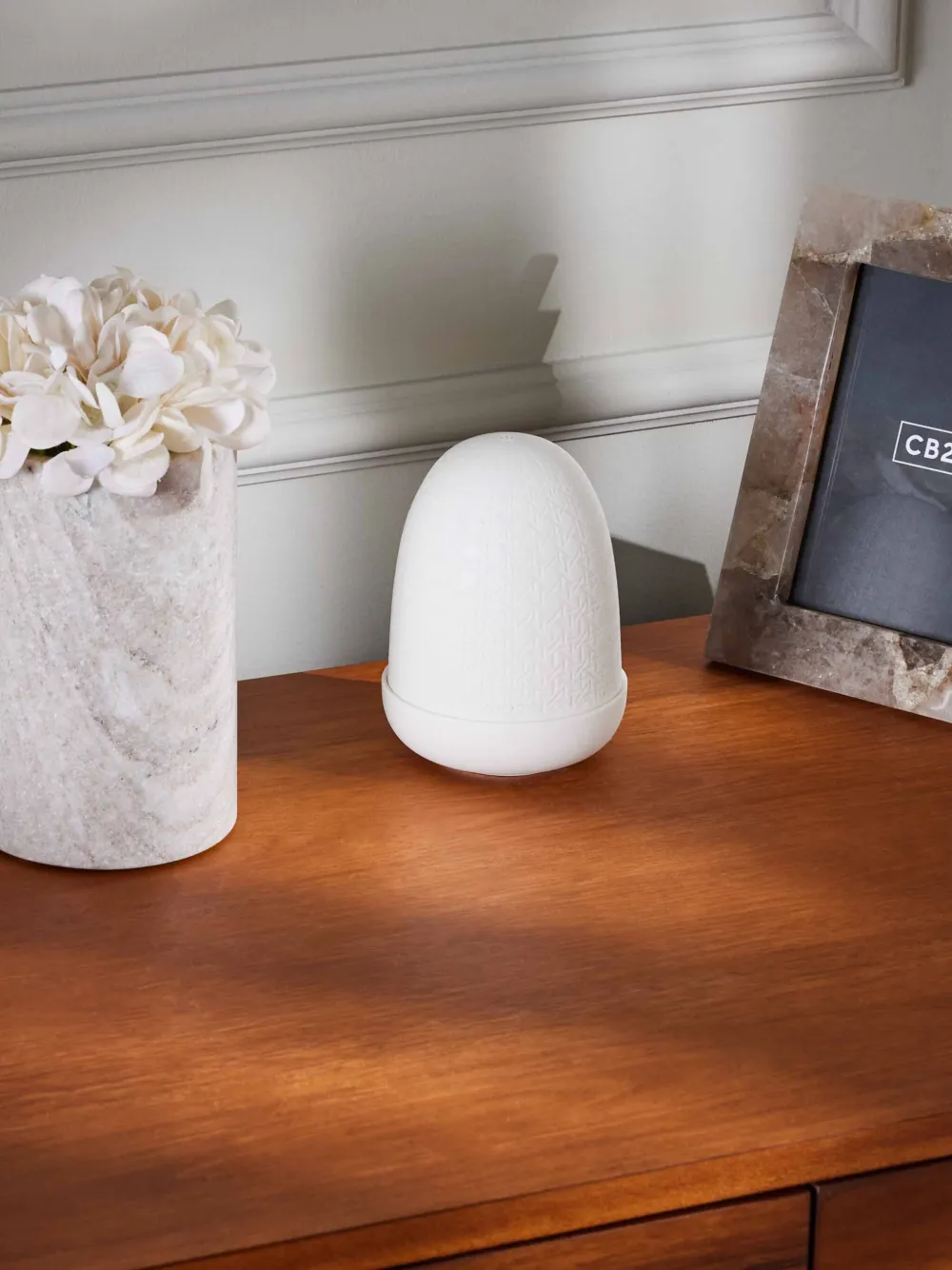 Lladrò Engraved Porcelain Table Lamp In White