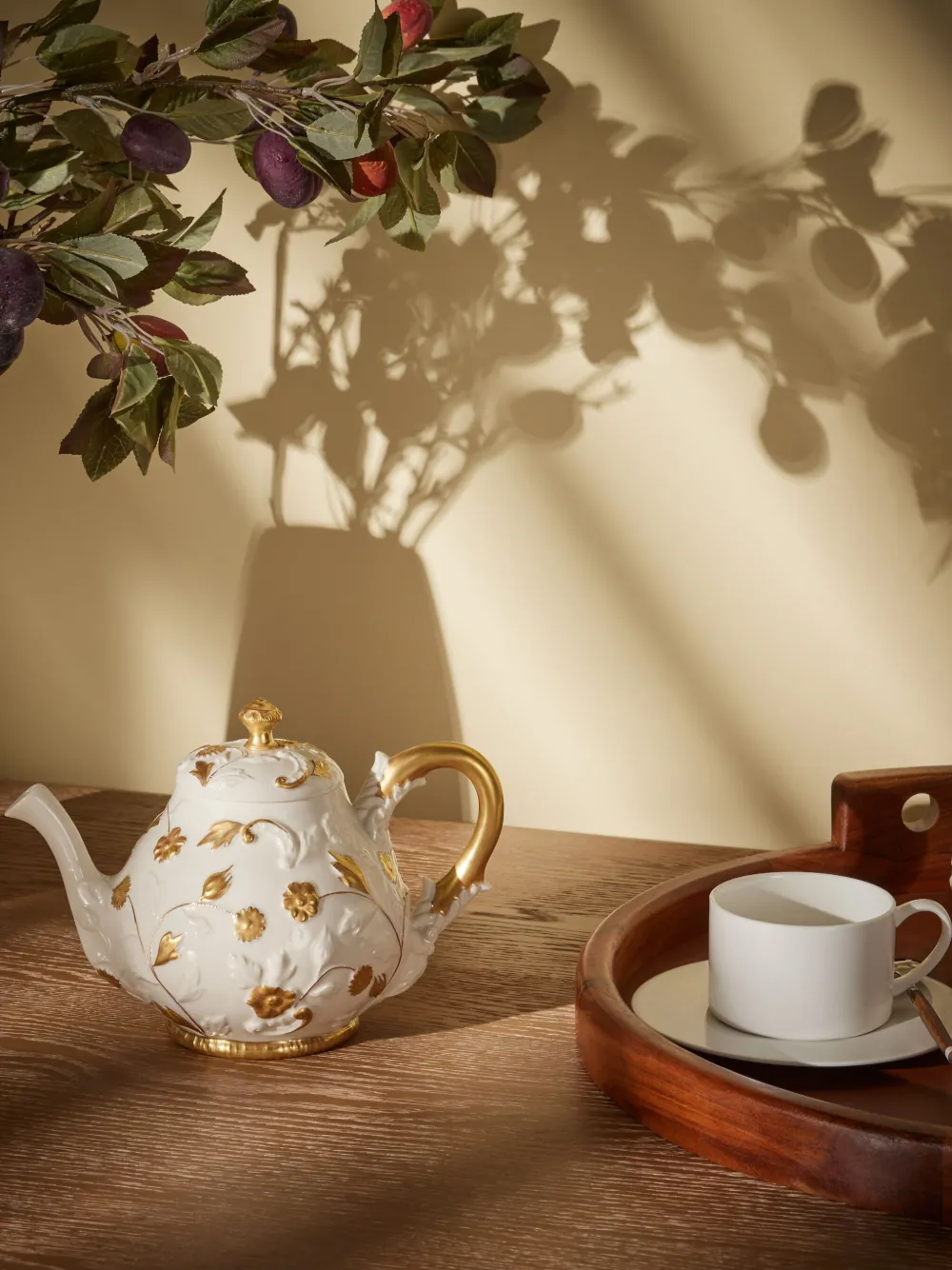 Villari Taormina Floral-relief Teapot In White