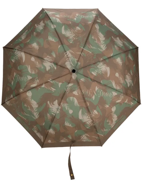 Moschino paraguas con estampado militar 
