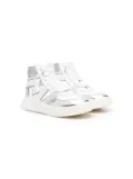 Monnalisa metallic logo-patch sneakers - White