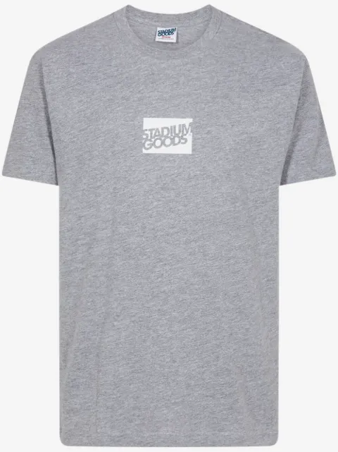 STADIUM GOODS® 박스 틸트 로고 티셔츠 