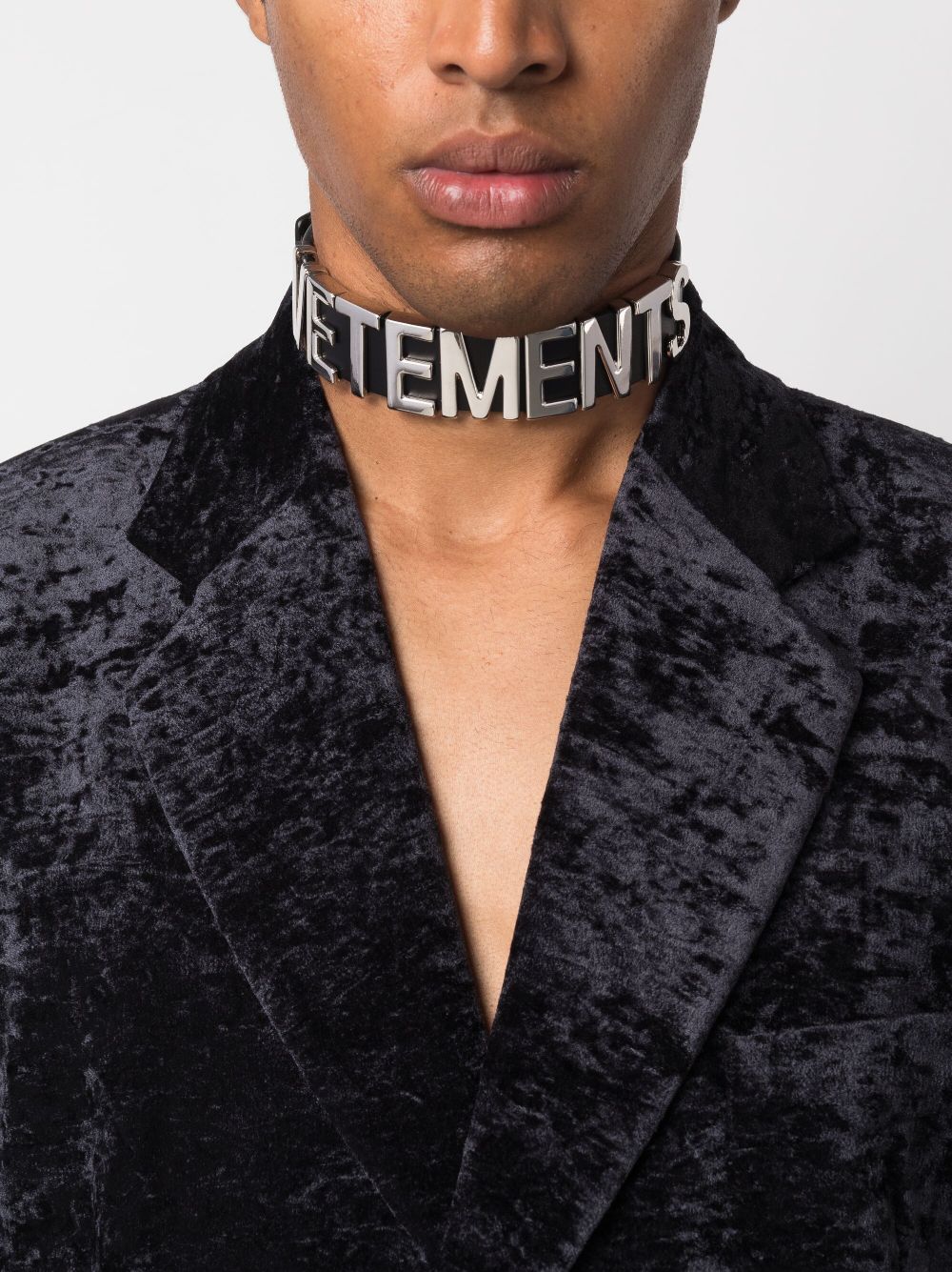 VETEMENTS logo-plaque leather choker - Zwart