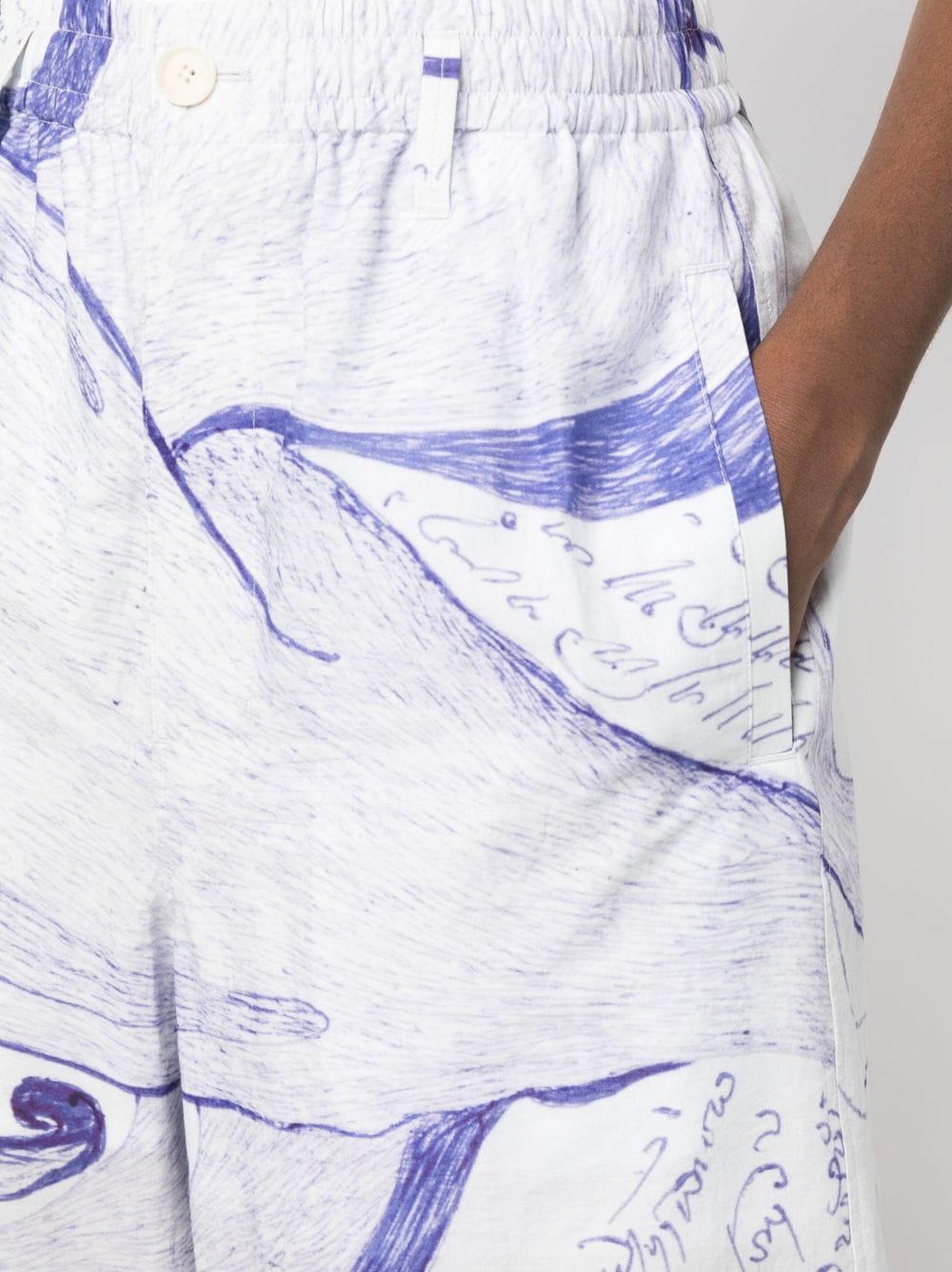 Shop Lemaire Graphic-print Below-knee Shorts In Weiss