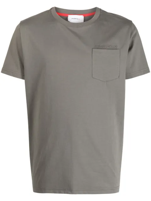 Ports V playera con bolsillo de parche