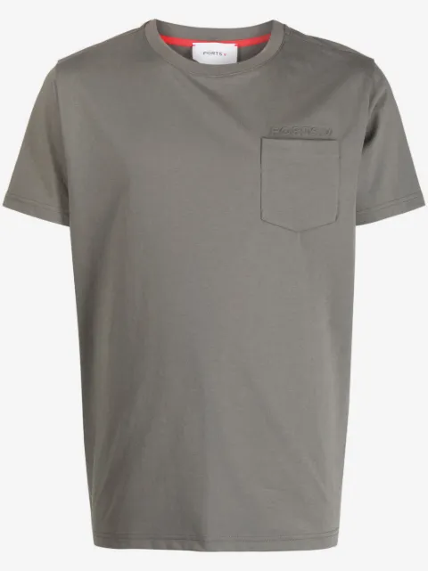Ports V playera con bolsillo de parche