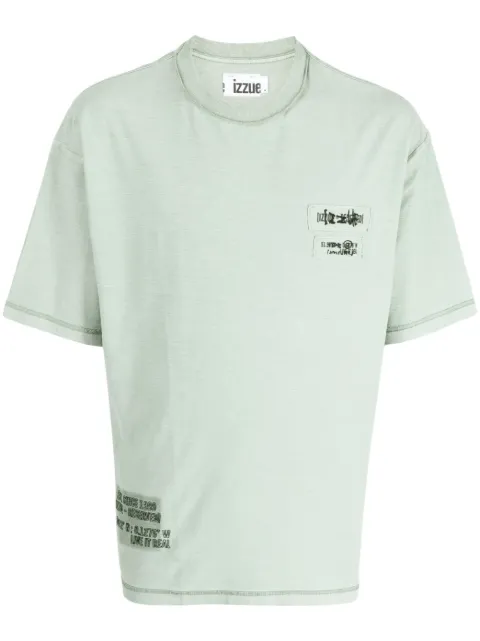 izzue playera con parche del logo 