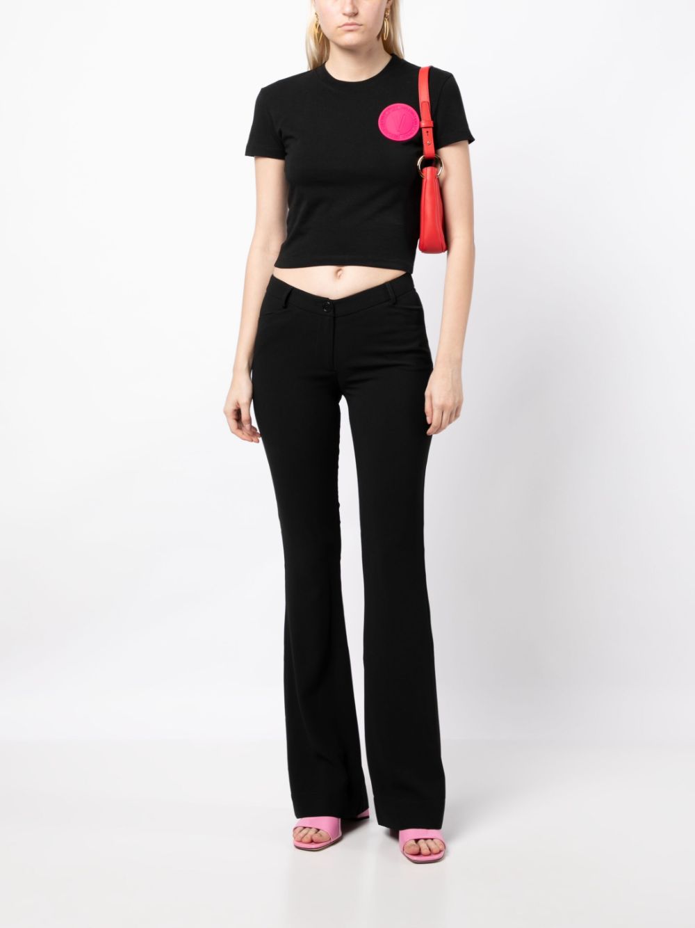 Versace Jeans Couture logo-patch cropped T-shirt - Zwart