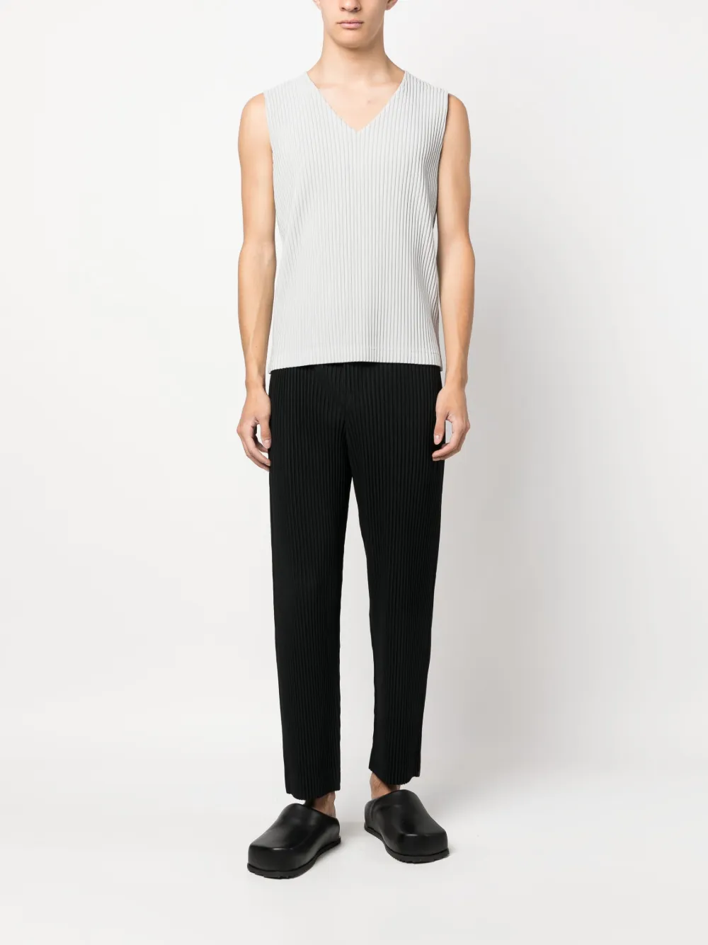 Homme Plissé Issey Miyake V-neck pleated T-shirt - Grijs