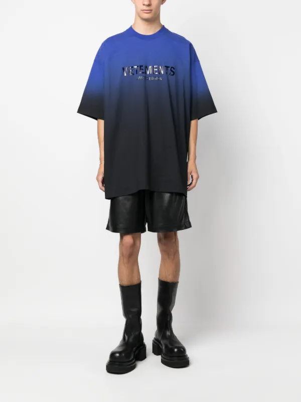 VETEMENTS logo-print faded-effect T-shirt - Farfetch