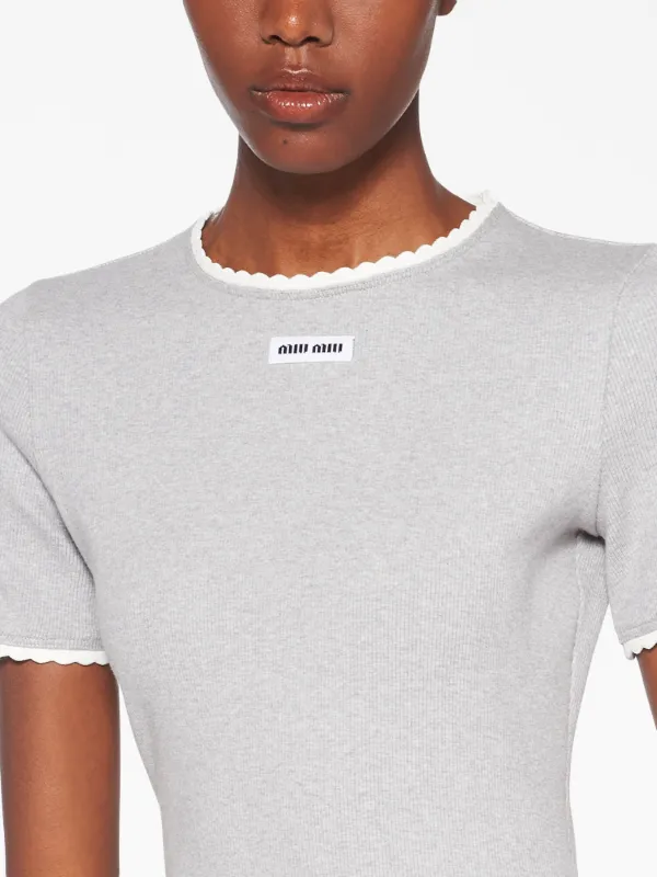 新品未使用★miu miu クロップドTシャツ　ホワイト　裾フリル　飾りステッチ 新品未使用 miu miu クロップドTシャツ ホワイト 裾フリル 飾り