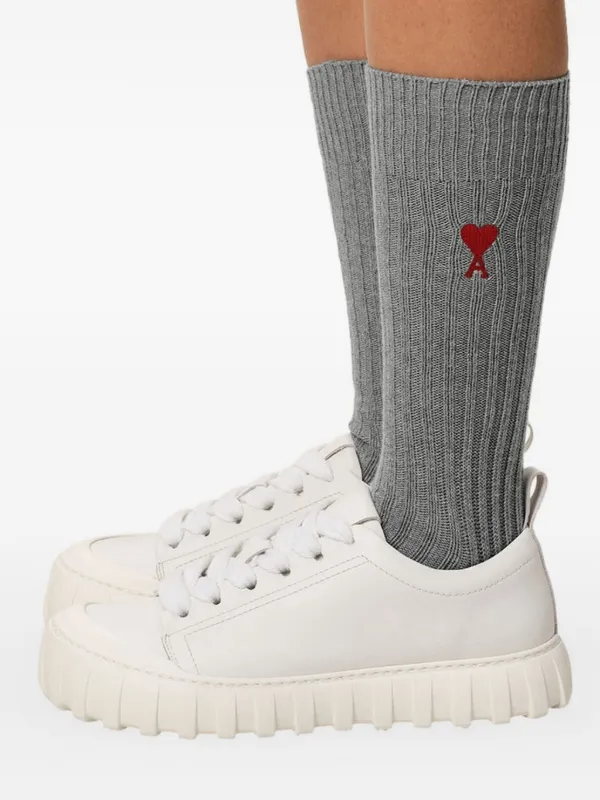 [AMI PARIS]3Socks Intarsia-Knit Logo Socks★送料・関税込み★ AMI Paris logo-embroidered ribbed-knit Socks | Neutrals