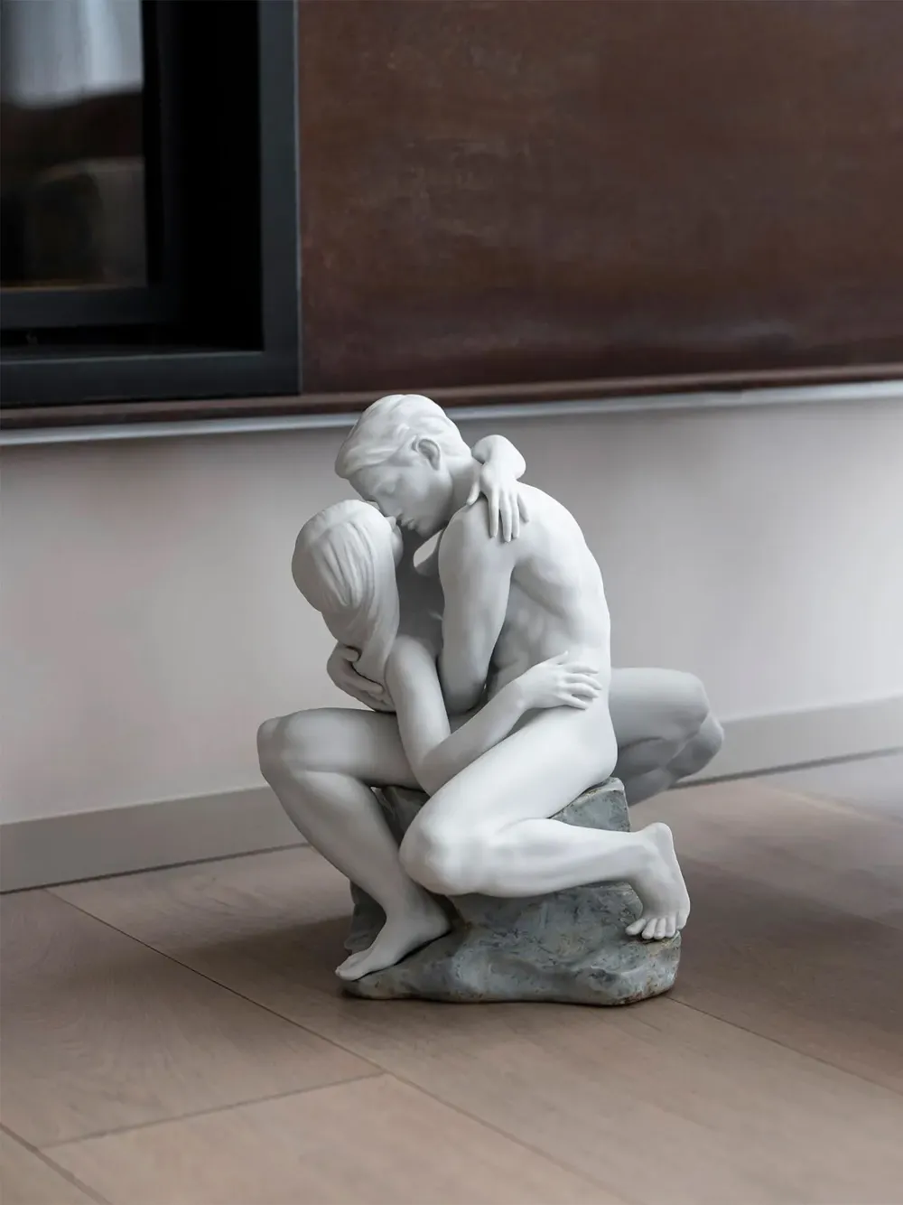 Lladró Couple Kissing Passionately Sculpture - White 