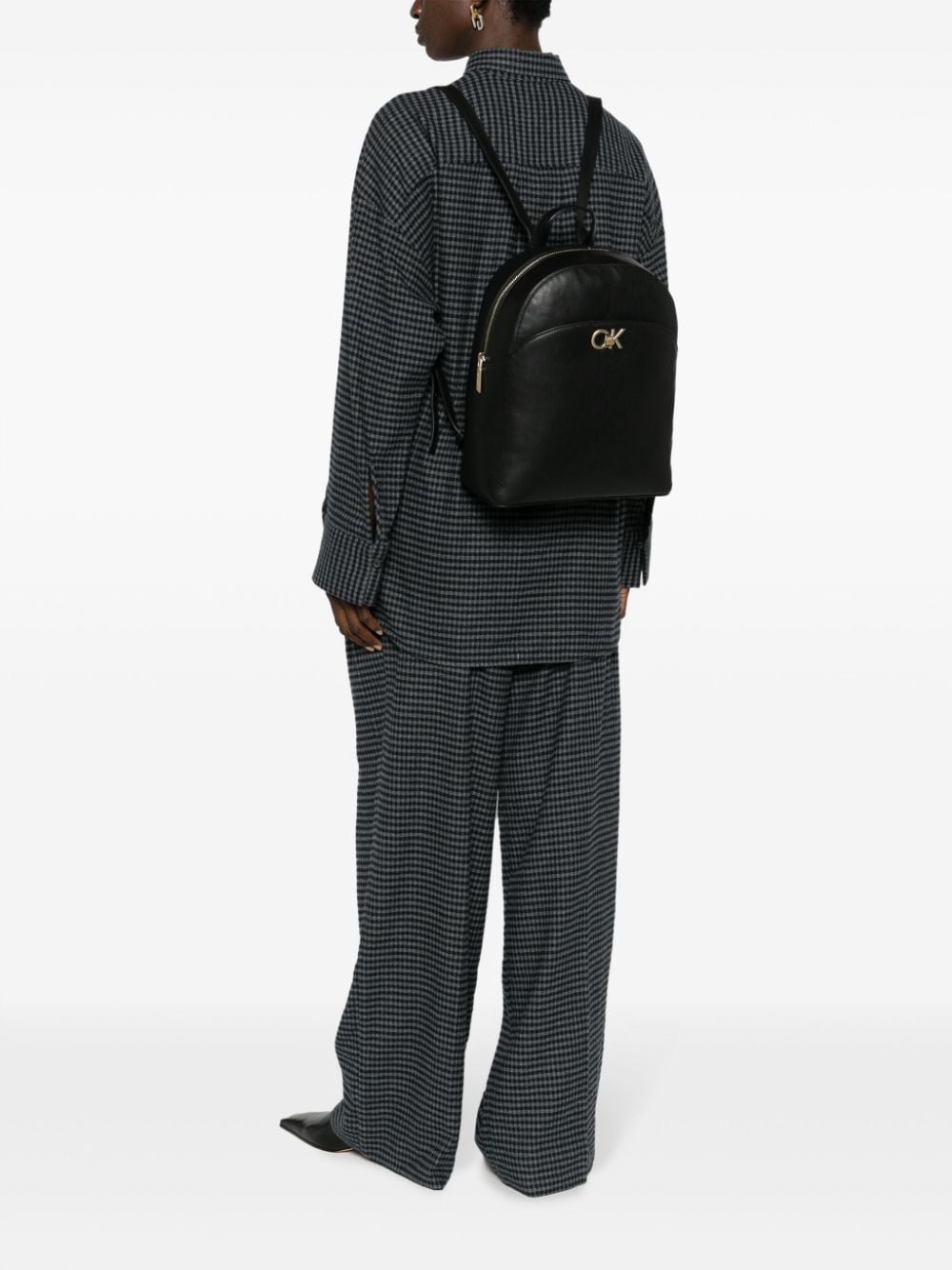 Calvin Klein monogram-plaque faux-leather backpack - Zwart