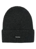 Calvin Klein logo-patch ribbed beanie - Grey