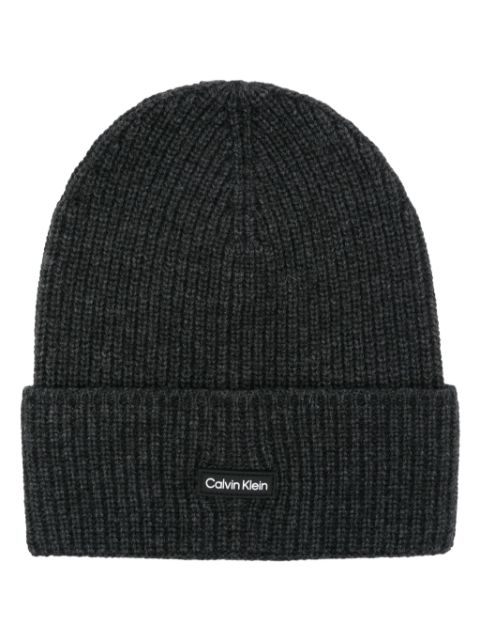 Calvin Klein gorro tejido de canalé con parche del logo