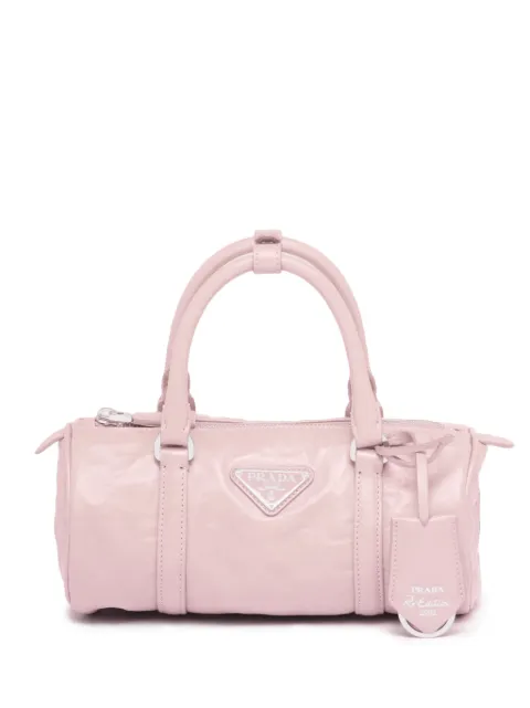 Prada tote con placa del logo