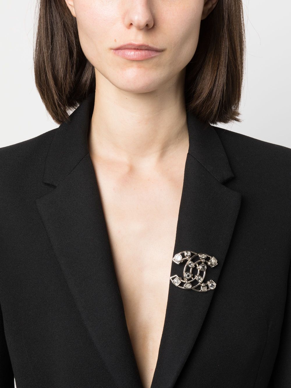 CHANEL Pre-Owned 2017 crystal-embellished CC Logo Brooch - Farfetch