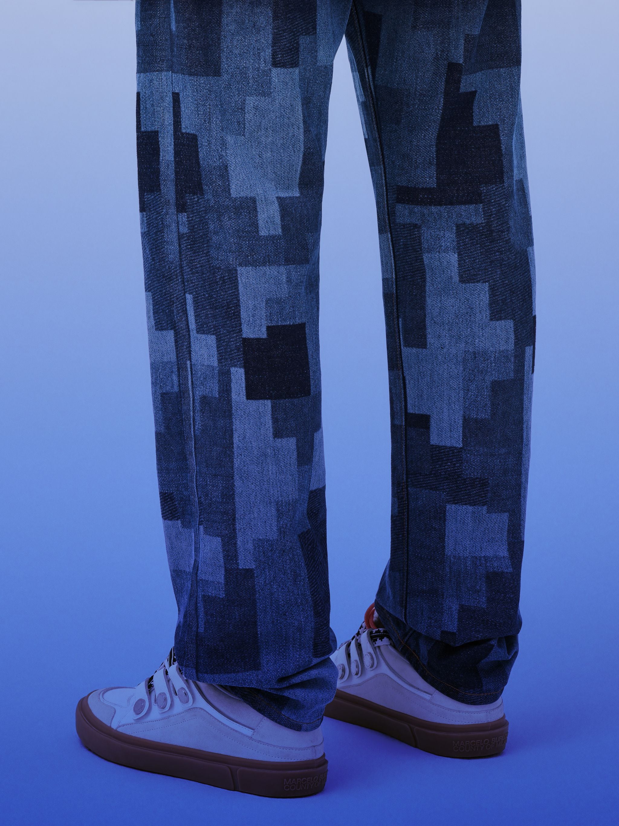 x Levi's logo-print straight-leg jeans from Marcelo Burlon County of Milan featuring navy blue, cotton, denim, all-over logo print, faded effect, contrast stitching, mid-rise, belt loops, concealed fly and button fastening, classic five pockets, logo patch to the rear and straight leg.