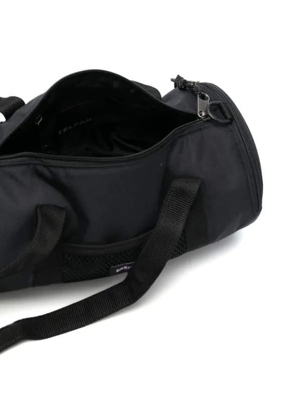 Eastpak x Telfar メッセンジャーバッグ Eastpak x Telfar debossed-logo Messenger Bag | Black | FARFETCH