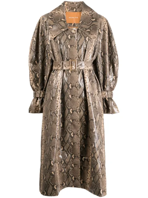 Manteau ceinturé à effet peau de serpent - Rejina Pyo - Modalova