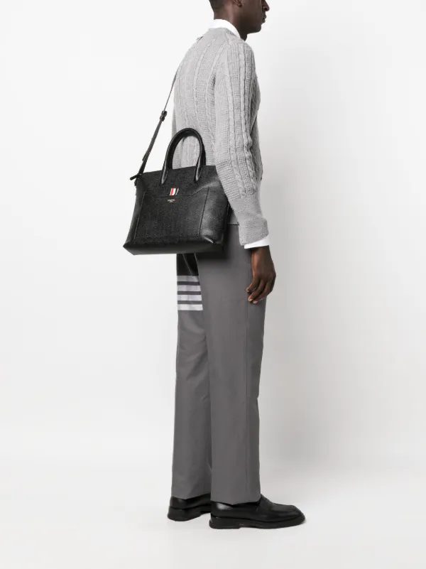 ☆関税込み☆【THOM BROWNE】 4BAR カメラバッグ Thom Browne 4BAR レザービジネスバッグ | ブラック | FARFETCH JP