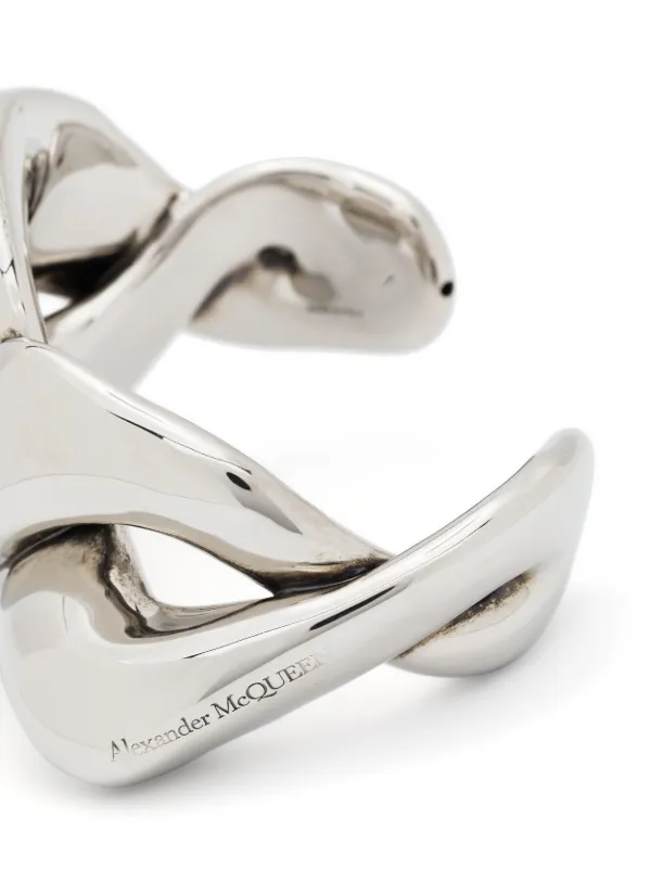 ALEXANDER MCQUEEN ロゴ 彫刻 ツイスト カフ ブレスレット Alexander McQueen ツイスト カフブレスレット | シルバートーン