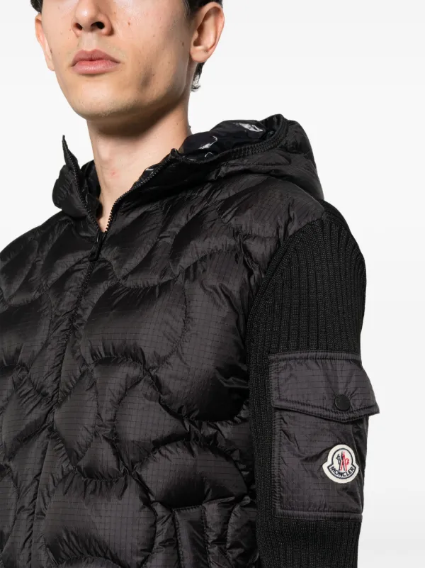 MONCLER ジップカーディガン肩のロゴは何色になりますか