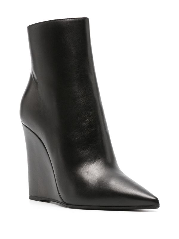 Pointed wedge outlet boots