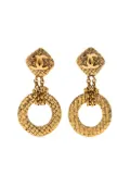 CHANEL Pre-Owned 1994 tweed-embossed dangle clip-on earrings - Gold