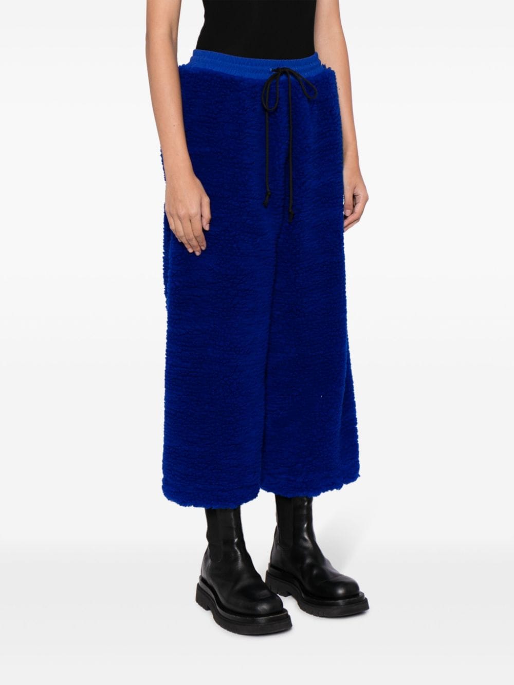 Shop Melitta Baumeister Faux-shearling Cropped Trousers In Blue