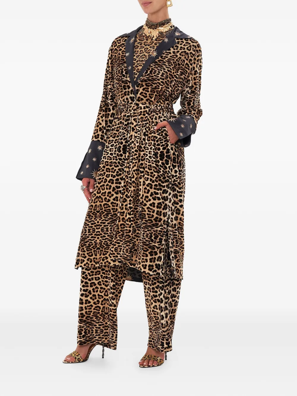 Camilla Jas met split in de manchetten Bruin