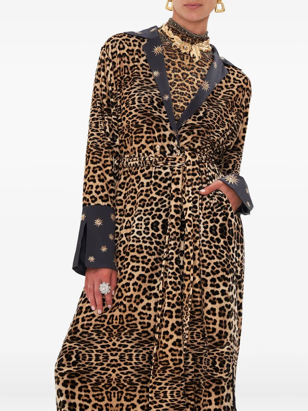 Camilla Jas met split in de manchetten Bruin