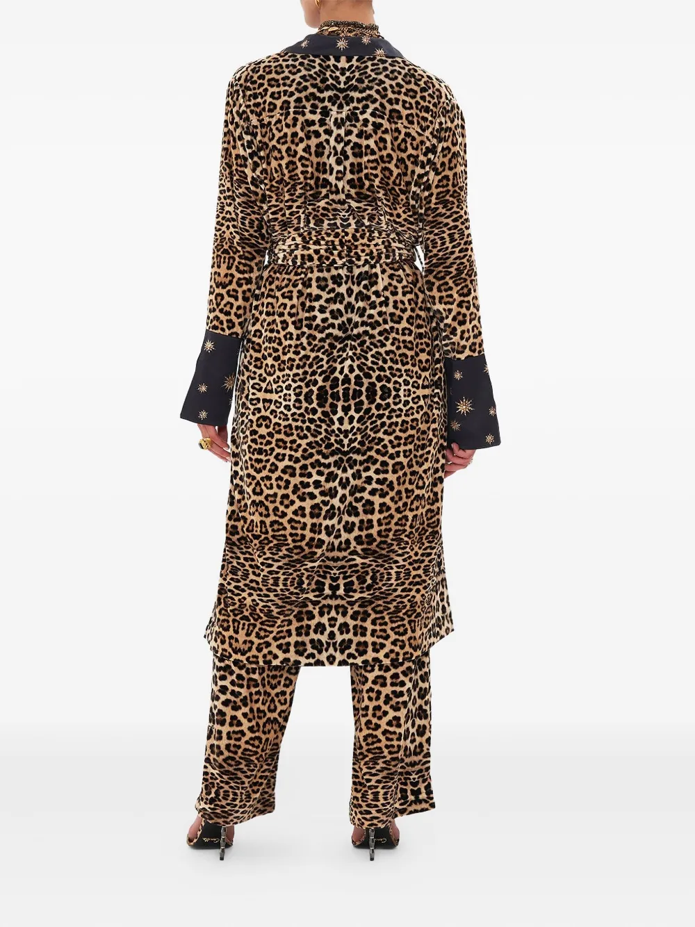 Camilla Jas met split in de manchetten Bruin