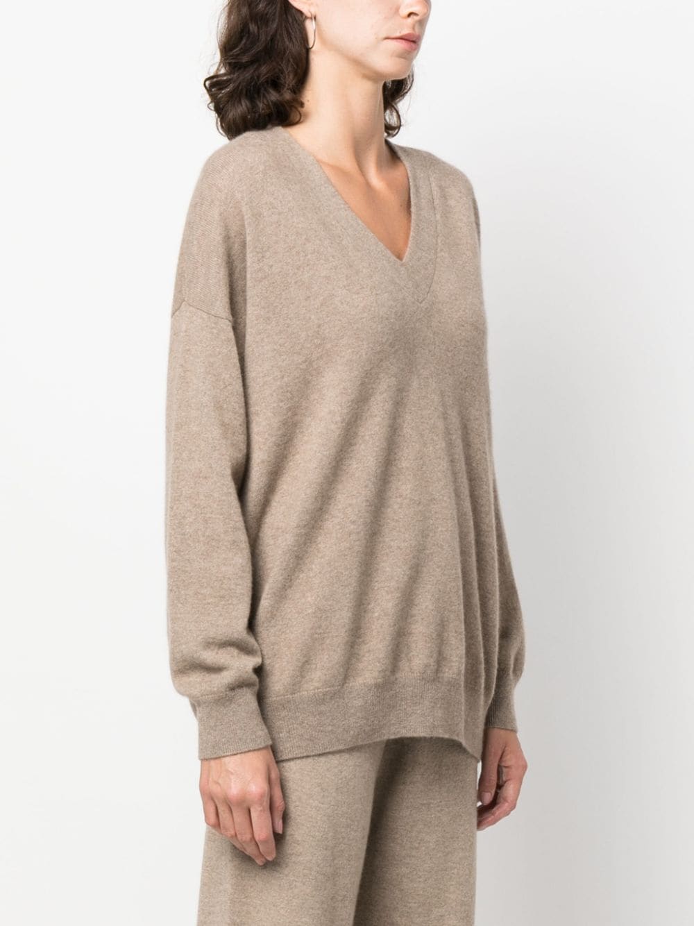 Shop Chinti & Parker The Relaxed V-neck Cashmere Jumper In Neutrals