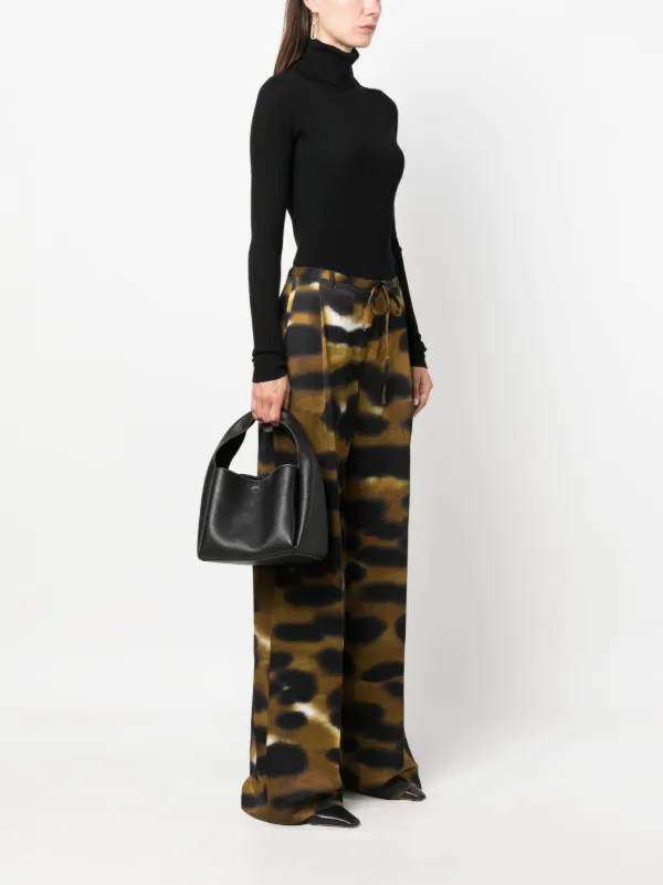 【toteme】 レザーバケットバッグ TOTEME Bucket テクスチャードレザー トートバッグ | NET-A-PORTER