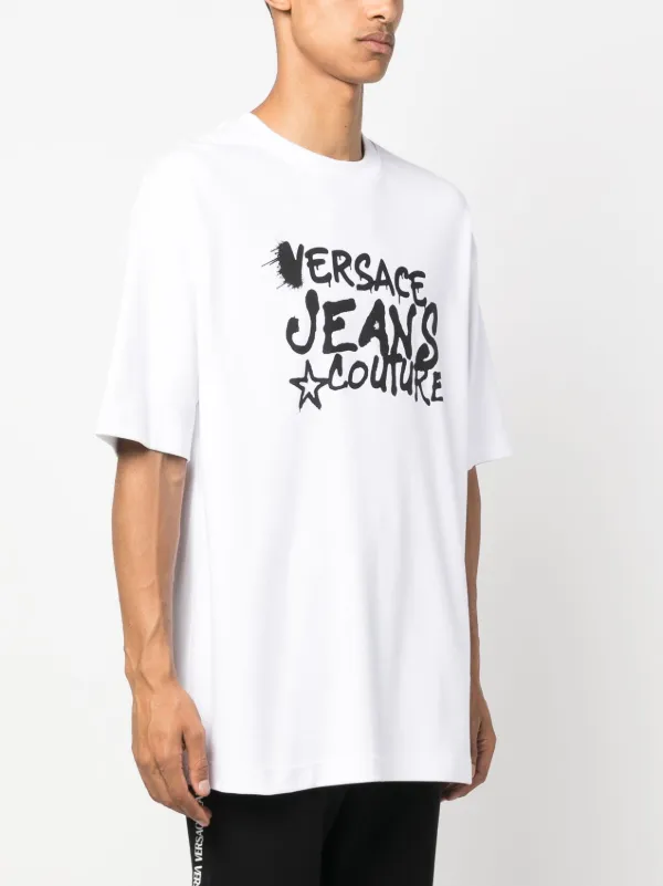 【関税込み】Versace Jeans Couture ホワイト ロゴ Tシャツ Versace Jeans Couture ロゴ Tシャツ | ホワイト | FARFETCH JP