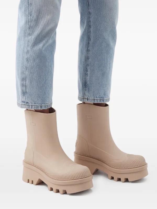 Chloé ロゴエンボス チャンキーブーツ | ニュートラル | FARFETCH JP