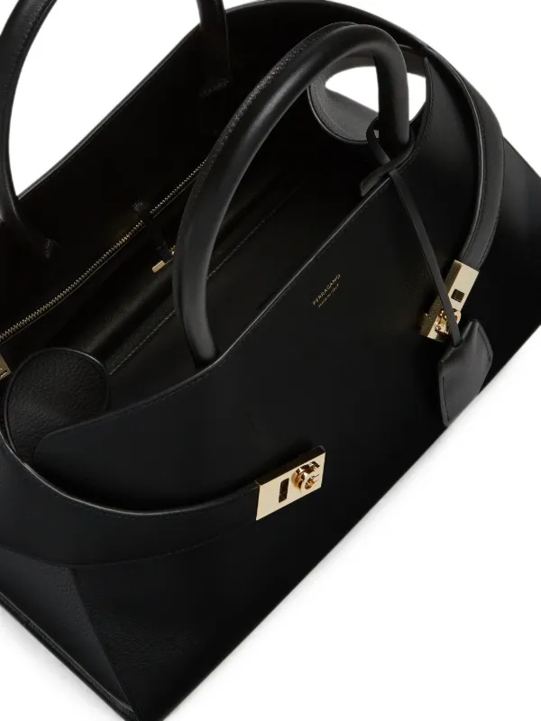 Ferragamo Hug レザー ハンドバッグ | ブラック | FARFETCH JP