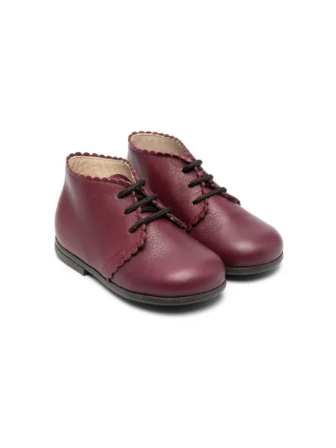 Pèpè botas con agujetas y bordes festoneados