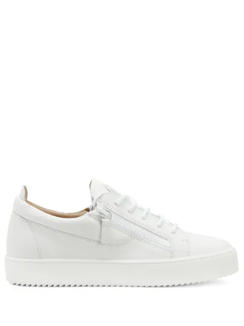 Giuseppe Zanotti tenis con logo en relieve