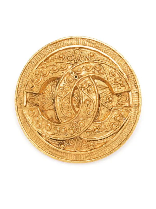 Chanel Pre-owned 1994 CC Medallion Brooch in Gold