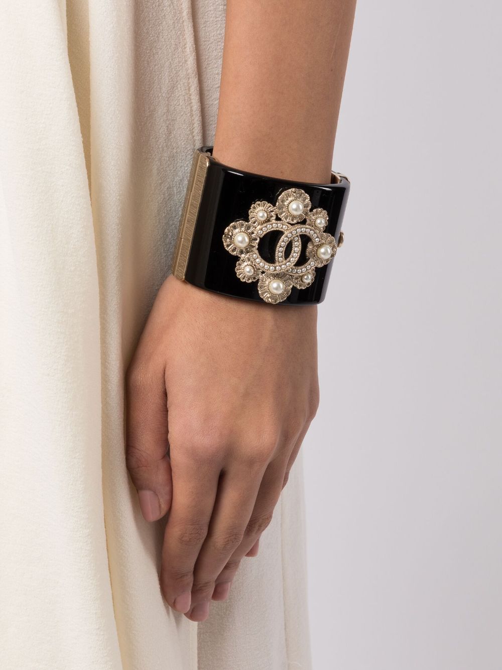 CHANEL Pre-Owned CC logo pearl-embellished cuff - Zwart