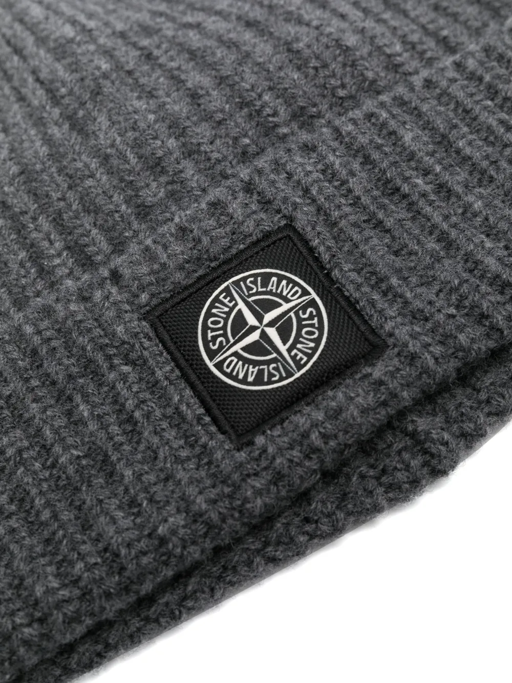 Stone Island Compass-motif ribbed-knit beanie - Grijs