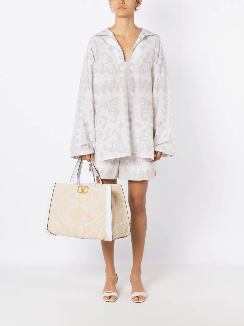 Valentino Garavani Shopper met geborduurd logo - Beige