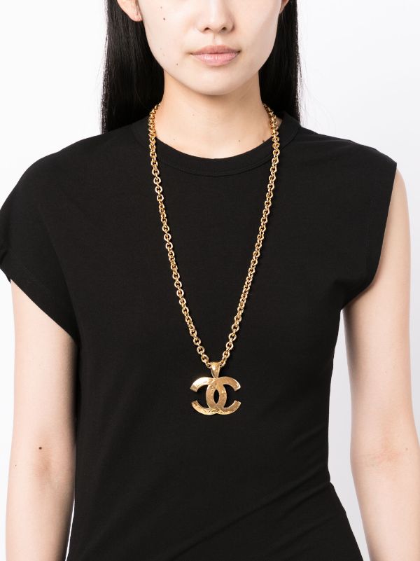 Chanel Pre-owned 1994 CC Quilted Pendant Necklace - Gold