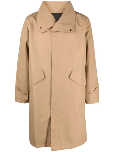 Costumein gabardina con cuello oversize