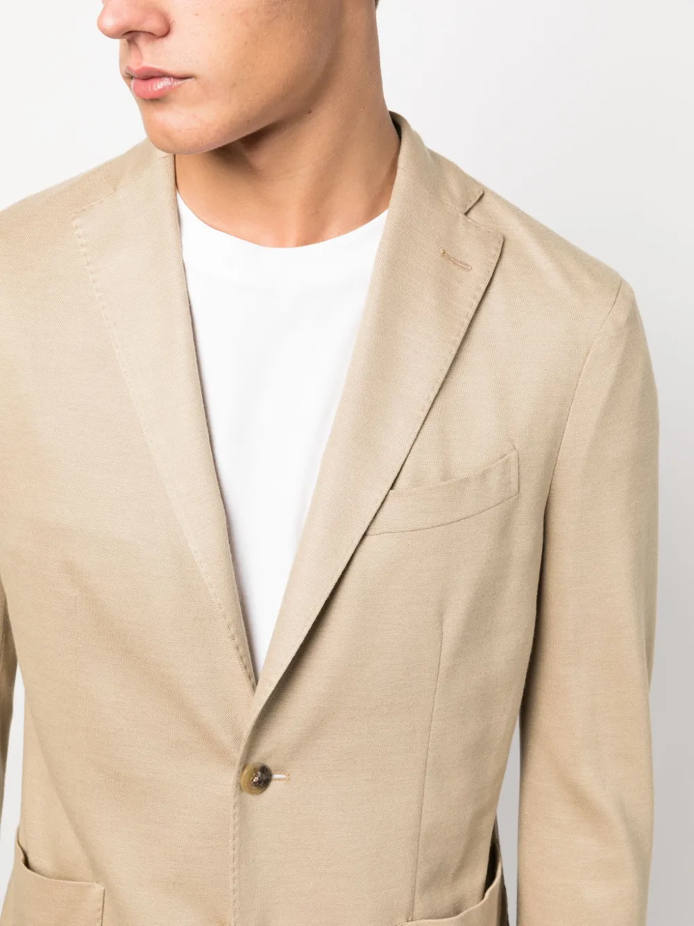 notched-lapel single-breasted blazer