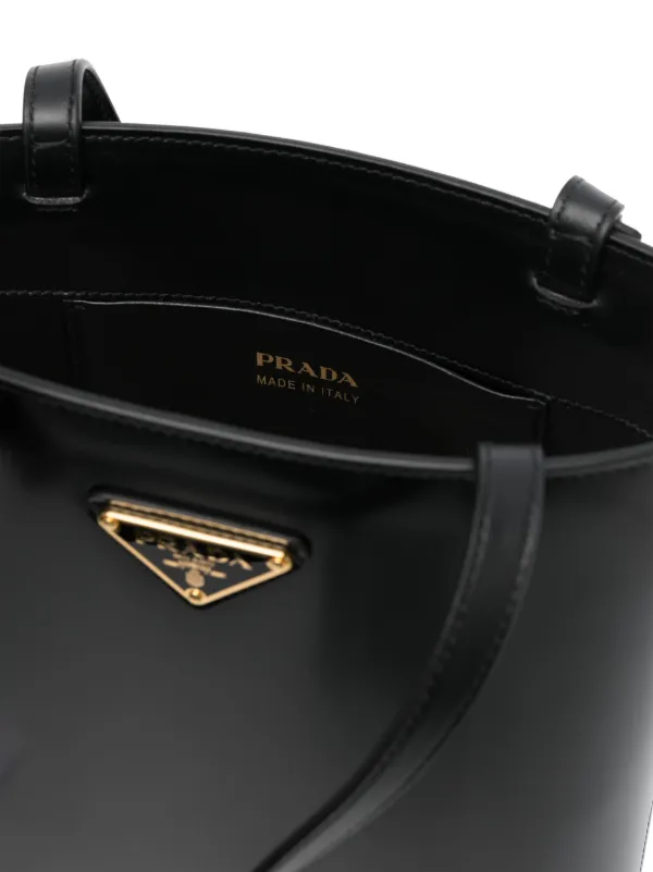 【PRADA】トライアングルロゴ バケットバッグ☆SALE中 Prada トライアングルロゴ バケットバッグ | ブラック | FARFETCH JP